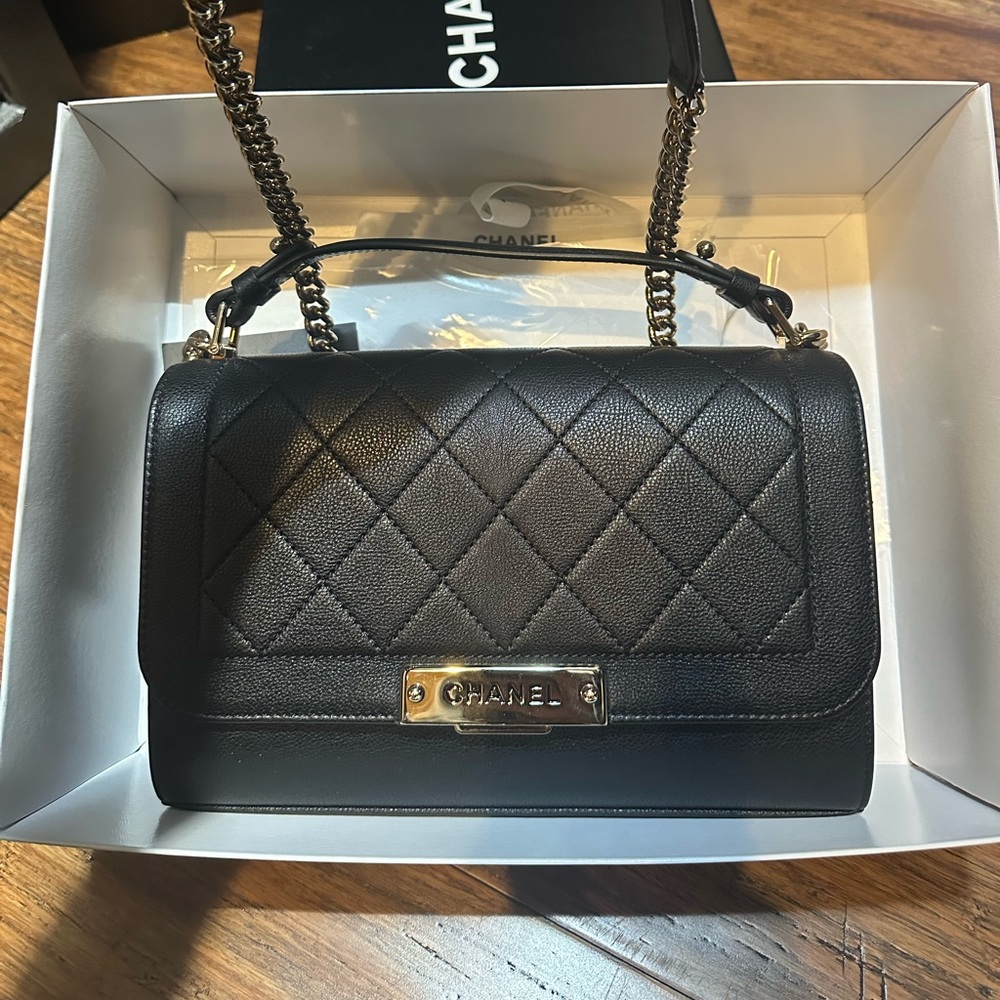 CHANEL Label click Flapbag with handle gold metal